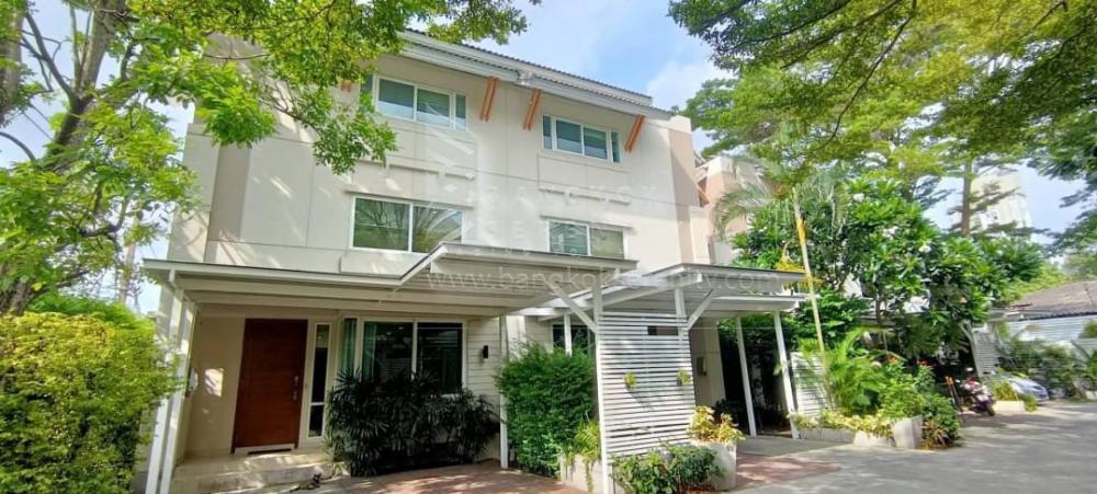 For RentHouseSukhumvit, Asoke, Thonglor : Twin house in Ekkamai22 for rent with swimming pool.