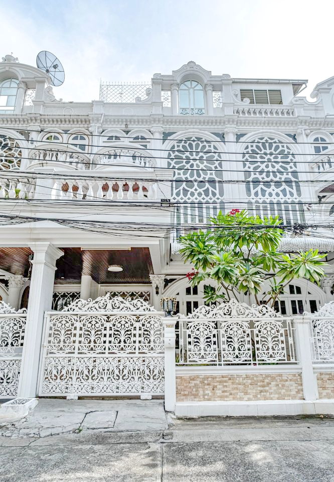 For RentTownhomeSukhumvit, Asoke, Thonglor : H0035😊 For RENT Townhouse for rent, 4 floors, 🚪5 bedrooms🚄near BTS Ekkamai🏢Ekkamai🔔House area: 24.00 sq.wa🔔Usable area: 350.00 sq.m.💲Rent: 55,000฿📞O99-5919653,O65-9423251✅LineID:@sureresidence