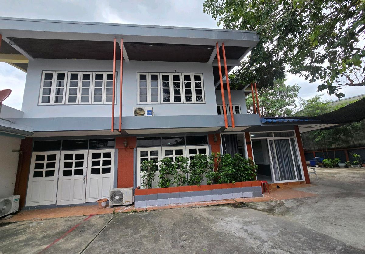 For RentHouseRatchadapisek, Huaikwang, Suttisan : For rent!! Urgent 2-storey detached house, 250 sq m., Sutthisan Road, near the 20 June intersection. Can leave Lat Phrao 48