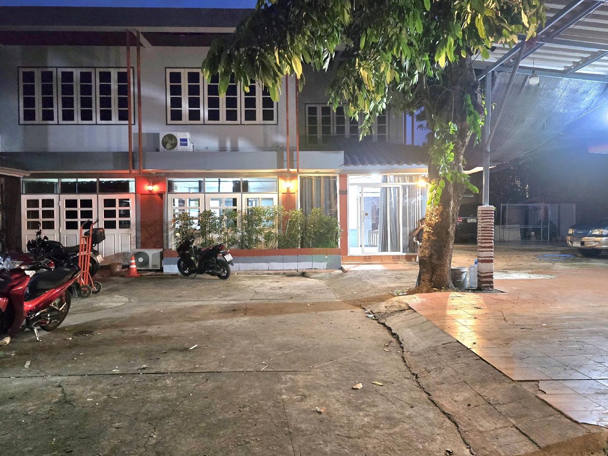 For RentHouseRatchadapisek, Huaikwang, Suttisan : For rent!! Urgent 2-storey detached house, 250 sq m., Sutthisan Road, near the 20 June intersection. Can leave Lat Phrao 48