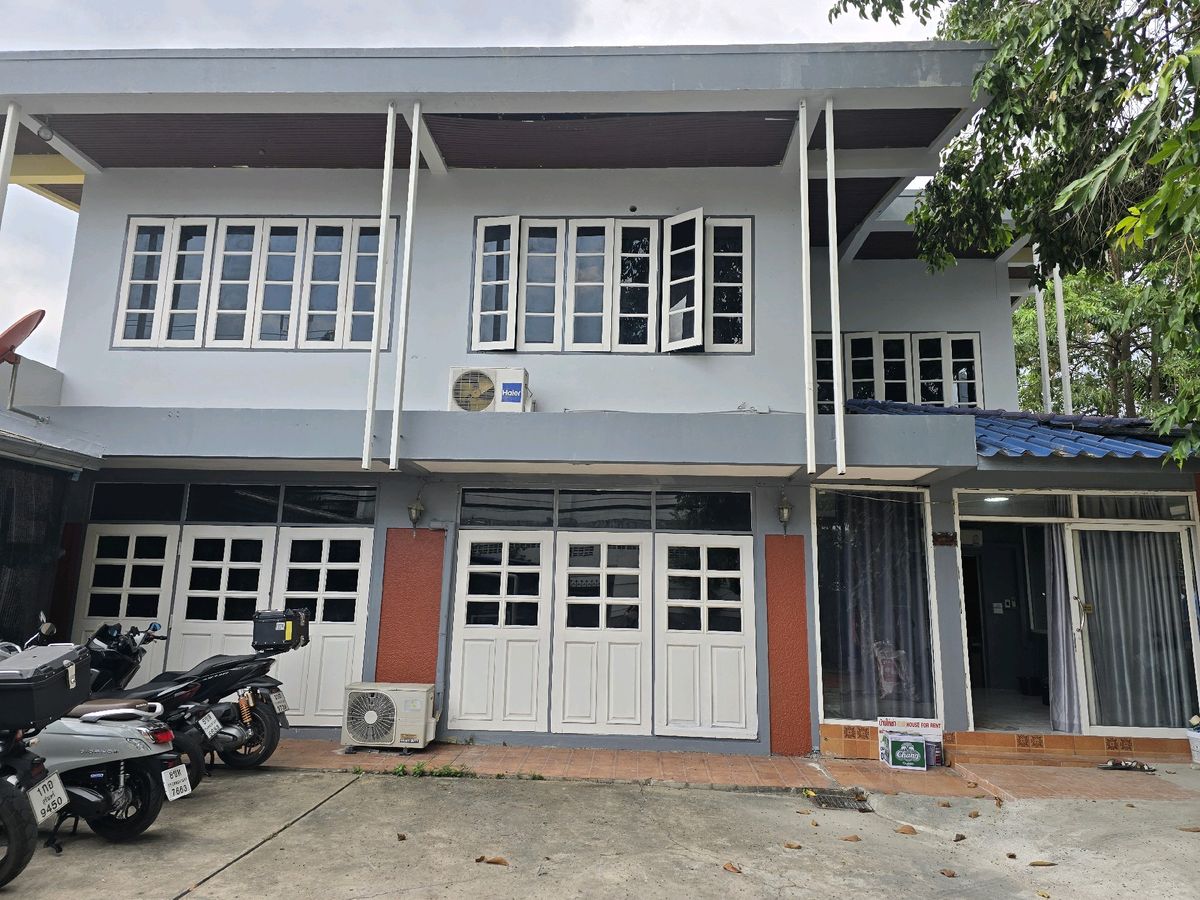 For RentHouseRatchadapisek, Huaikwang, Suttisan : For rent!! Urgent 2-storey detached house, 250 sq m., Sutthisan Road, near the 20 June intersection. Can leave Lat Phrao 48