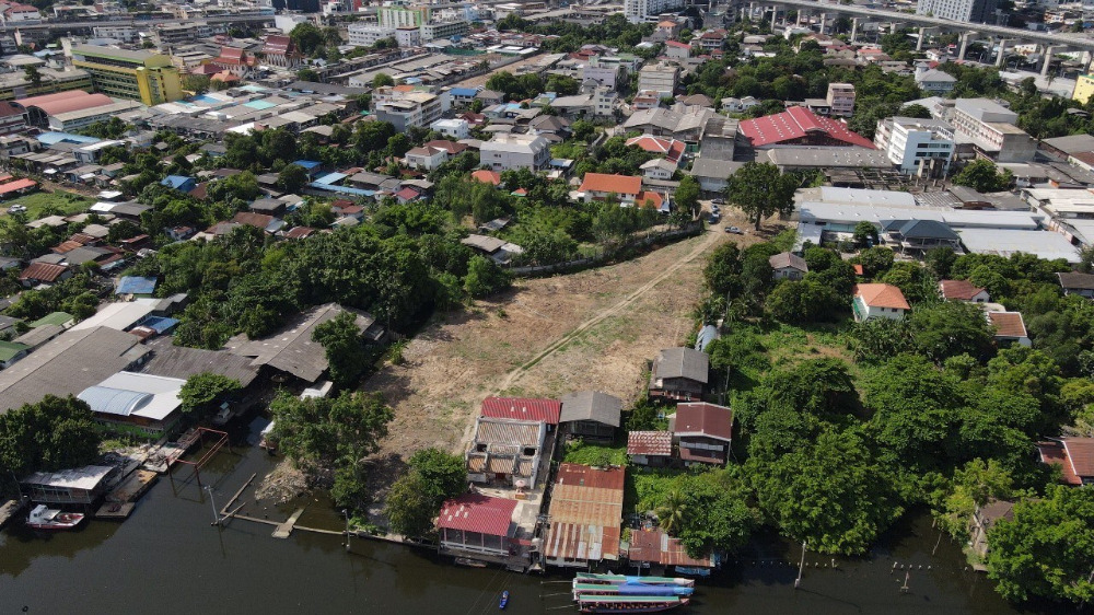 For SaleLandRatchadapisek, Huaikwang, Suttisan : Sell/rent vacant land Consisting of 5 land title deeds in a row The total land area is 4-0-47.7 rai or 1,647.7 square wa. The condition of land filling is equal to the road level in front. The side is adjacent to the public utility lagoon. Behind Bangkok 