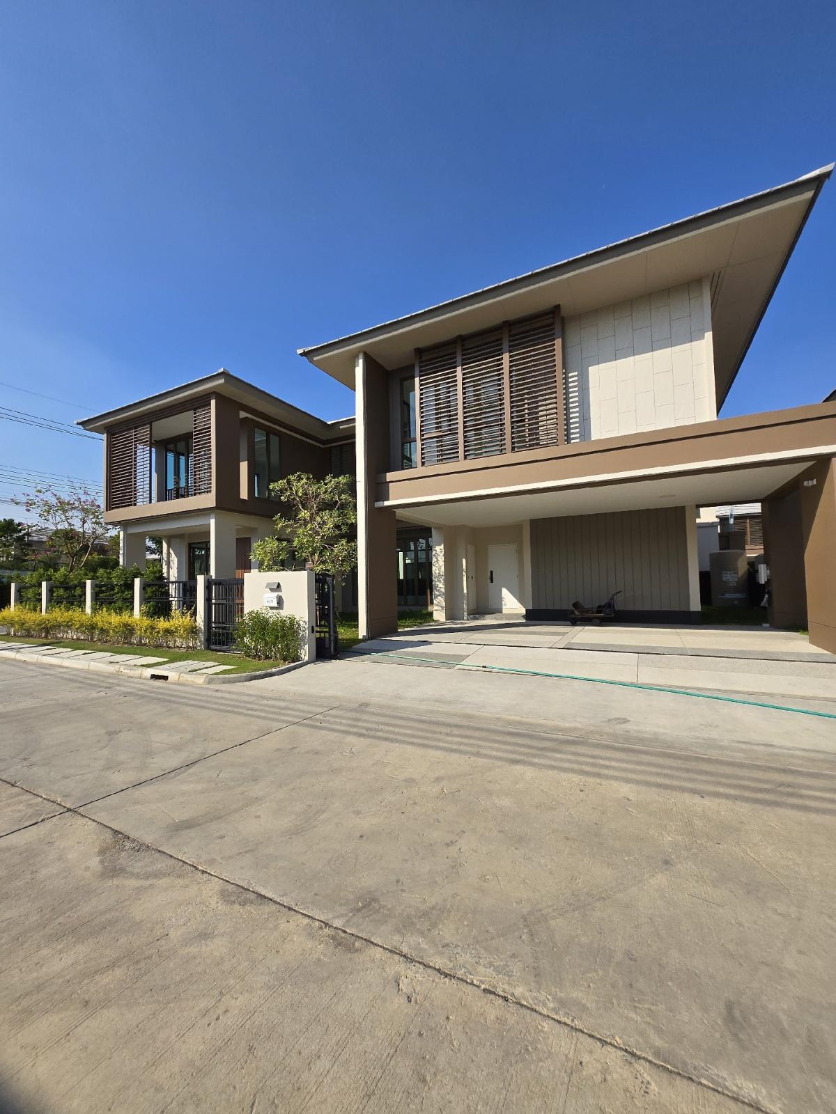 For SaleHousePattanakan, Srinakarin : 🔥For sale: Burasiri Krungthep Kreetha, new house from the project.