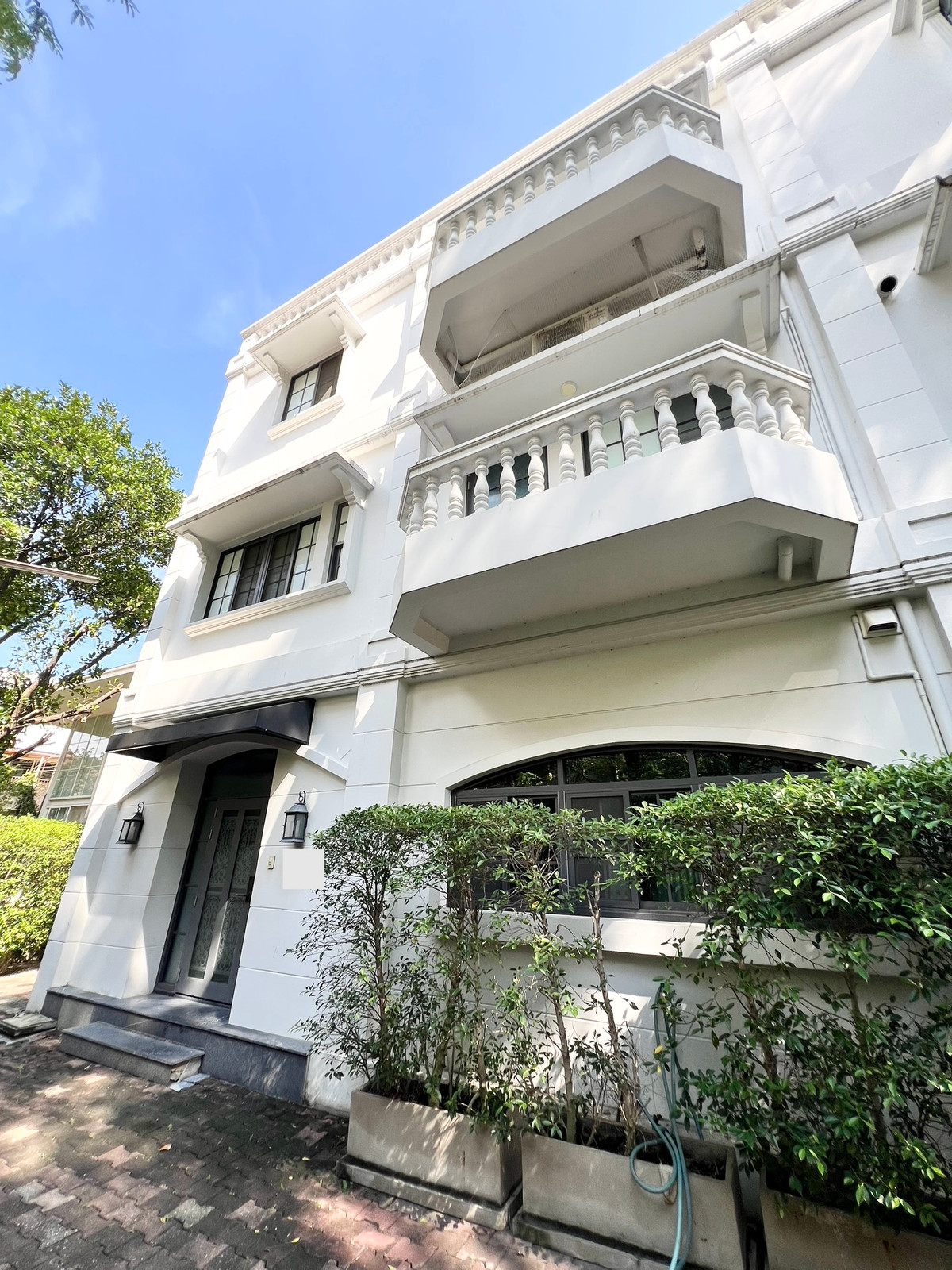 ให้เช่าบ้านสุขุมวิท อโศก ทองหล่อ : Cozy townhome only 5 minute to BTS Prom Phong for RENT Corner Unit, 4 bedrooms, Fully furnished