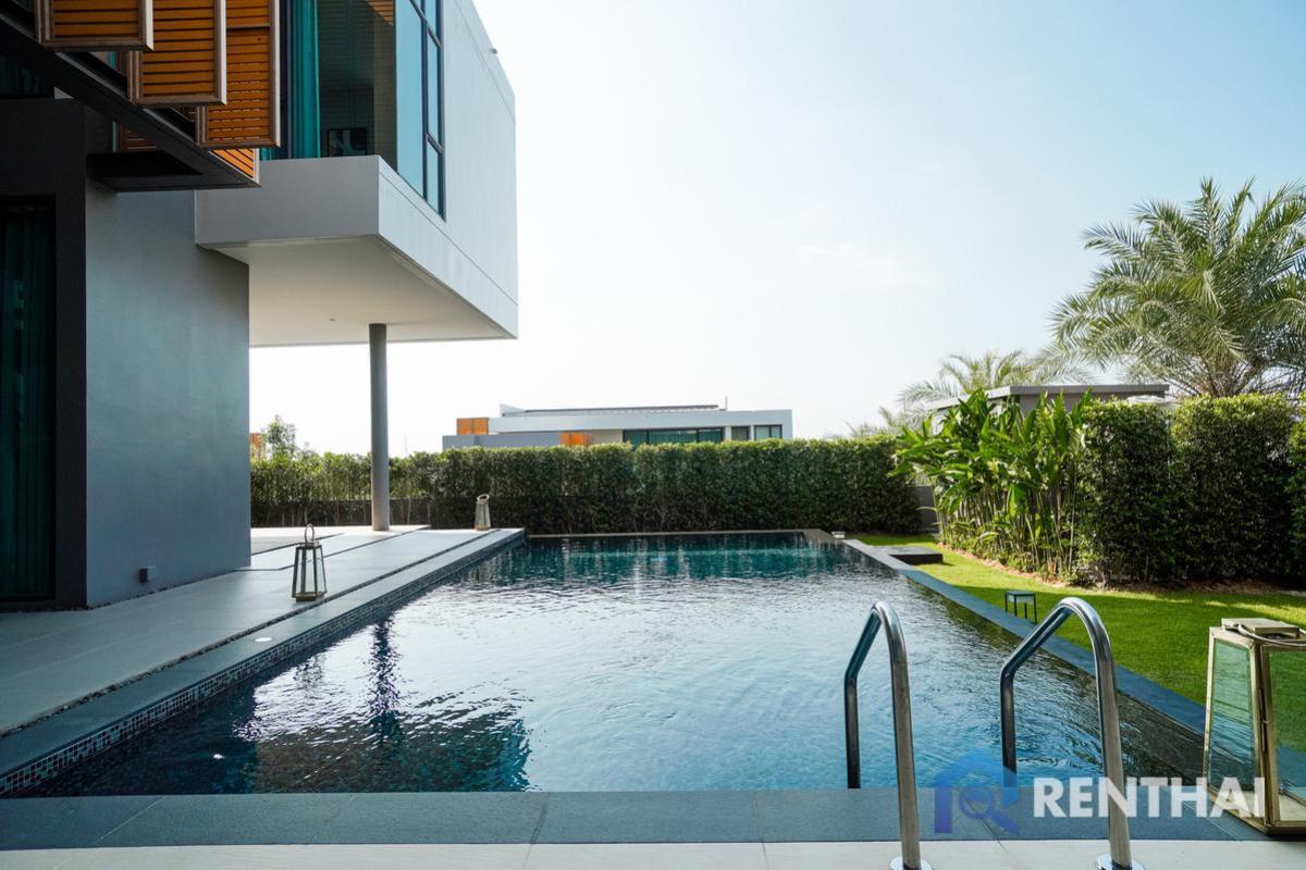For SaleHousePattaya, Bangsaen, Chonburi : Luxury  house in a modern style on a hillside of Pattaya