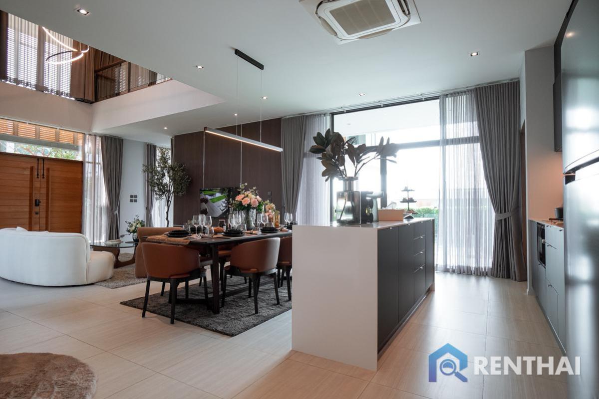 For SaleHousePattaya, Bangsaen, Chonburi : Luxury  house in a modern style on a hillside of Pattaya