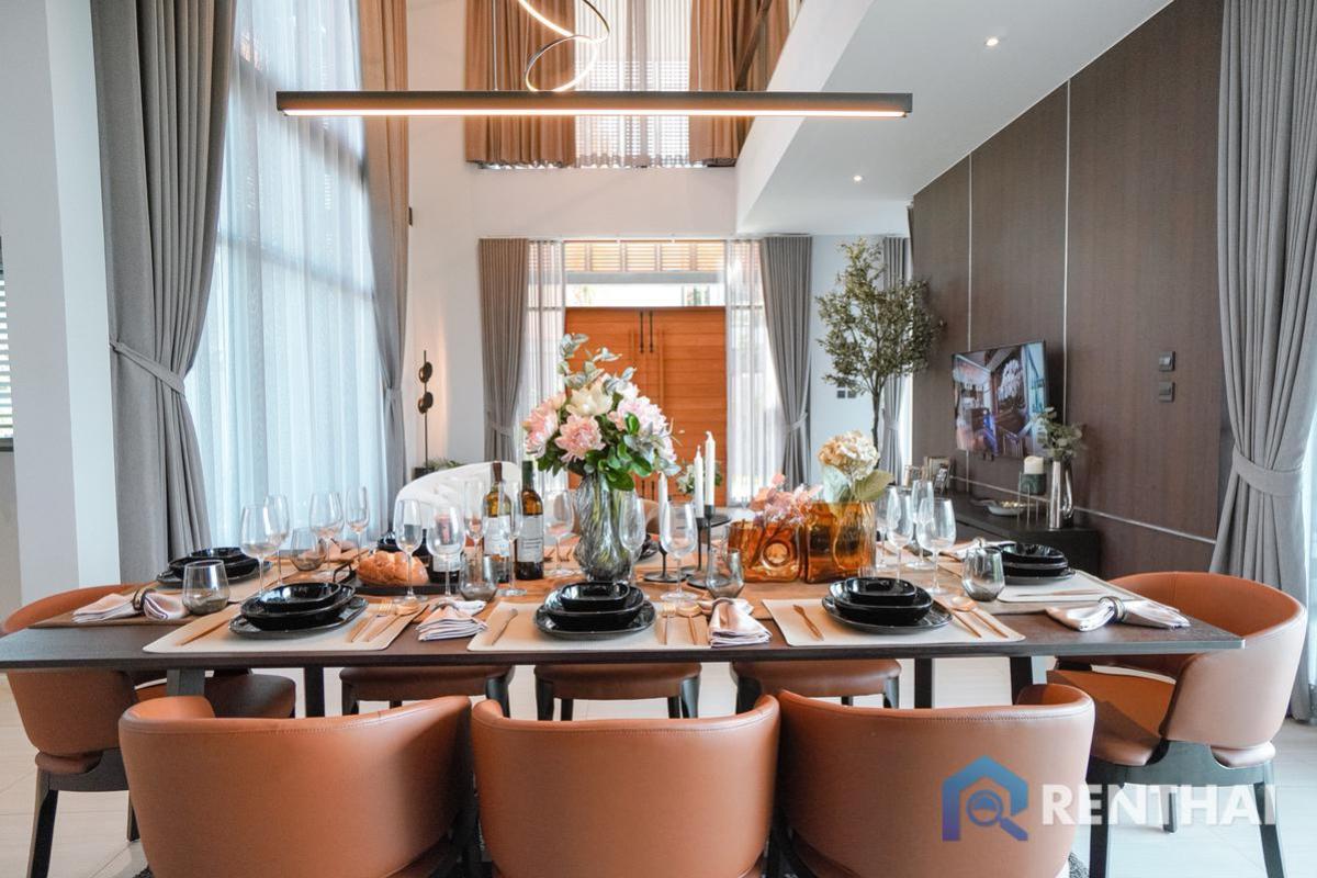 For SaleHousePattaya, Bangsaen, Chonburi : Luxury  house in a modern style on a hillside of Pattaya