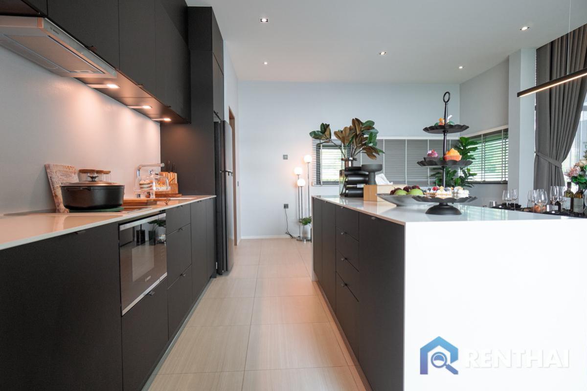 For SaleHousePattaya, Bangsaen, Chonburi : Luxury  house in a modern style on a hillside of Pattaya