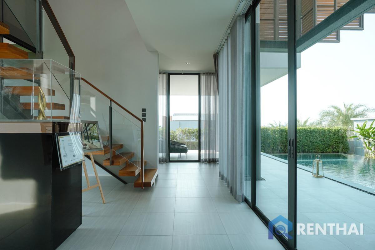 For SaleHousePattaya, Bangsaen, Chonburi : Luxury  house in a modern style on a hillside of Pattaya