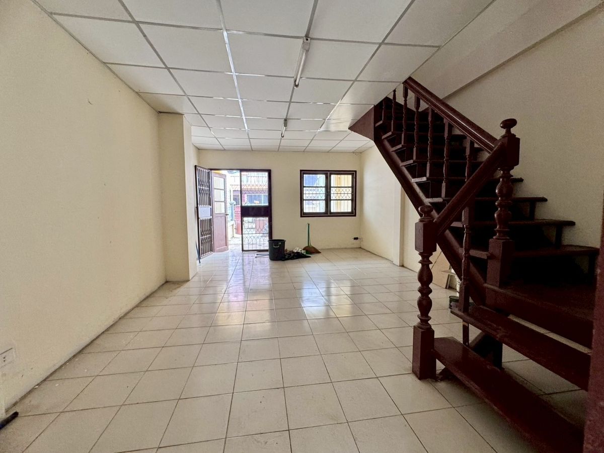 ขายทาวน์โฮมมีนบุรี-ร่มเกล้า : ขายทาวน์หนองจอก ซอยเชื่อมสัมพันธ์17หมู่บ้านภัทรวรรณ ** ราคาเพียง 1.05 ล้าน **  บ้านเก่าน่าลงทุน N.748