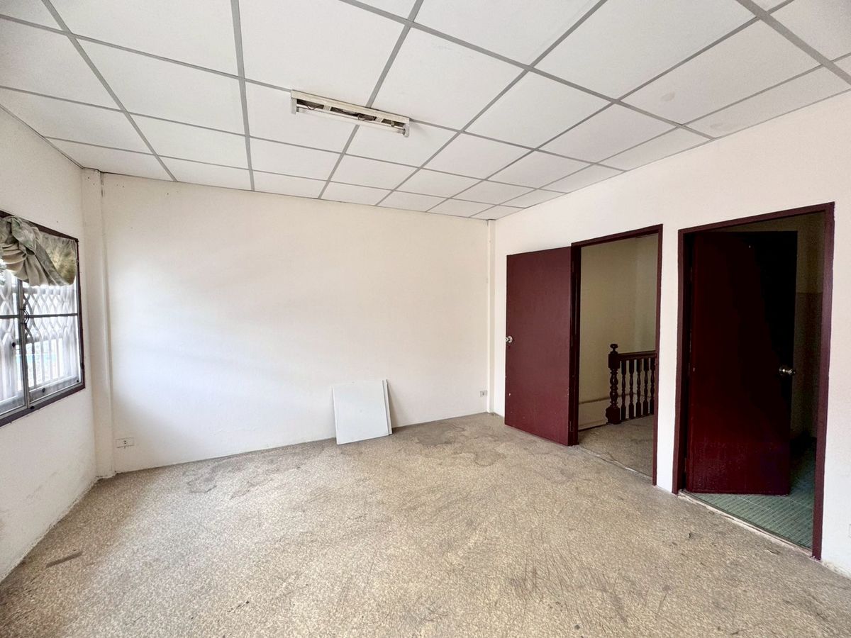 ขายทาวน์โฮมมีนบุรี-ร่มเกล้า : ขายทาวน์หนองจอก ซอยเชื่อมสัมพันธ์17หมู่บ้านภัทรวรรณ ** ราคาเพียง 1.05 ล้าน **  บ้านเก่าน่าลงทุน N.748