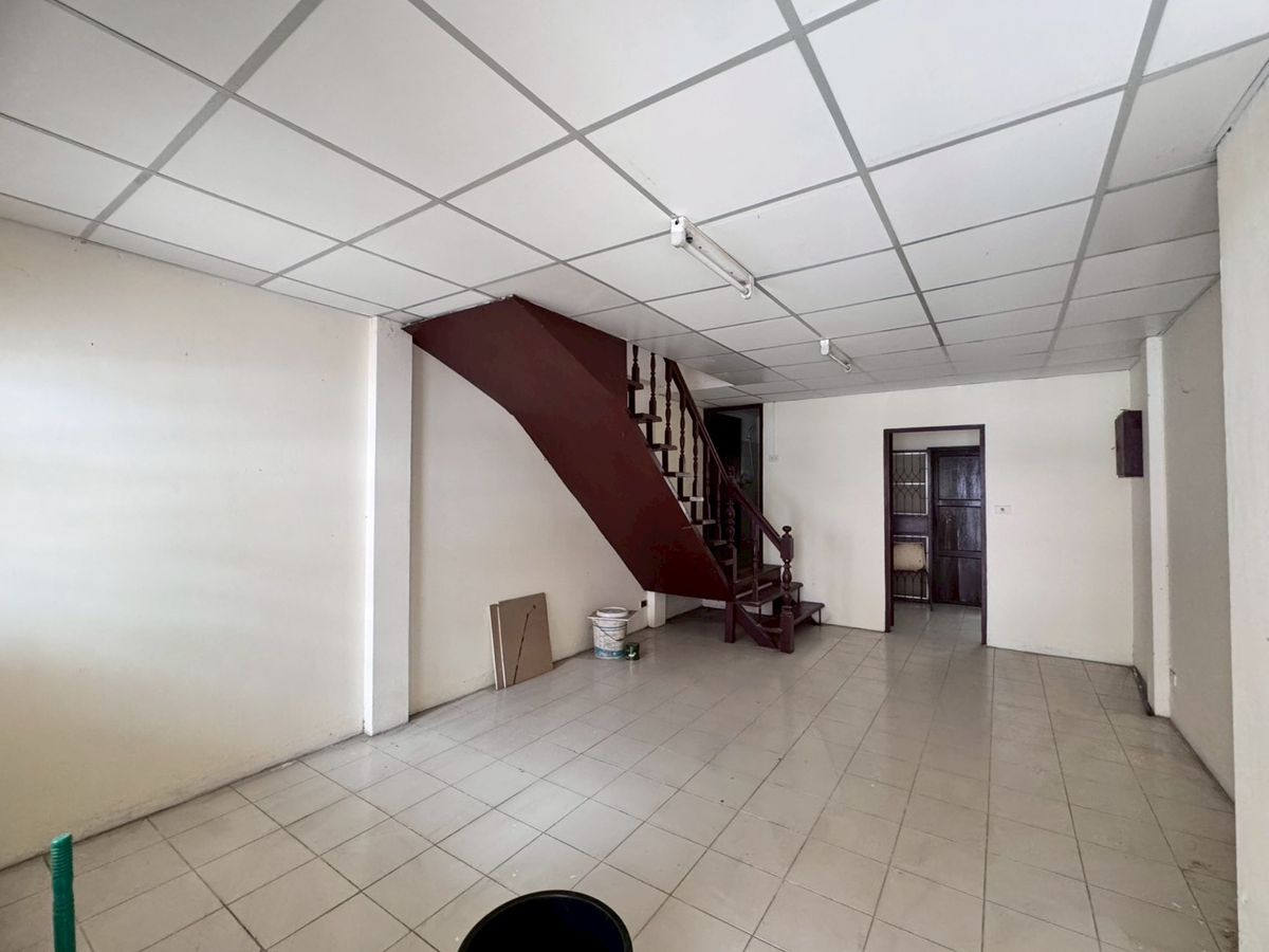 ขายทาวน์โฮมมีนบุรี-ร่มเกล้า : ขายทาวน์หนองจอก ซอยเชื่อมสัมพันธ์17หมู่บ้านภัทรวรรณ ** ราคาเพียง 1.05 ล้าน **  บ้านเก่าน่าลงทุน N.748