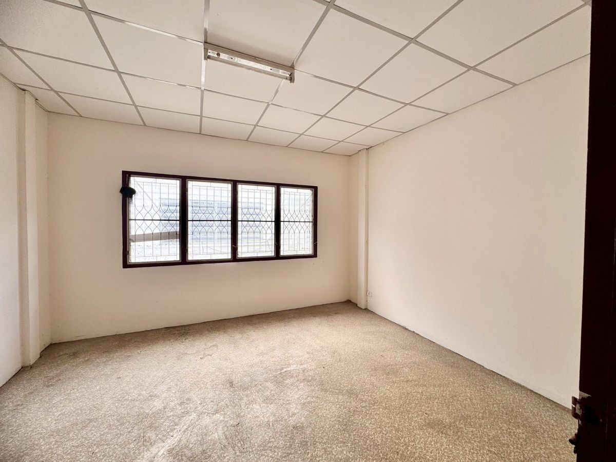 ขายทาวน์โฮมมีนบุรี-ร่มเกล้า : ขายทาวน์หนองจอก ซอยเชื่อมสัมพันธ์17หมู่บ้านภัทรวรรณ ** ราคาเพียง 1.05 ล้าน **  บ้านเก่าน่าลงทุน N.748