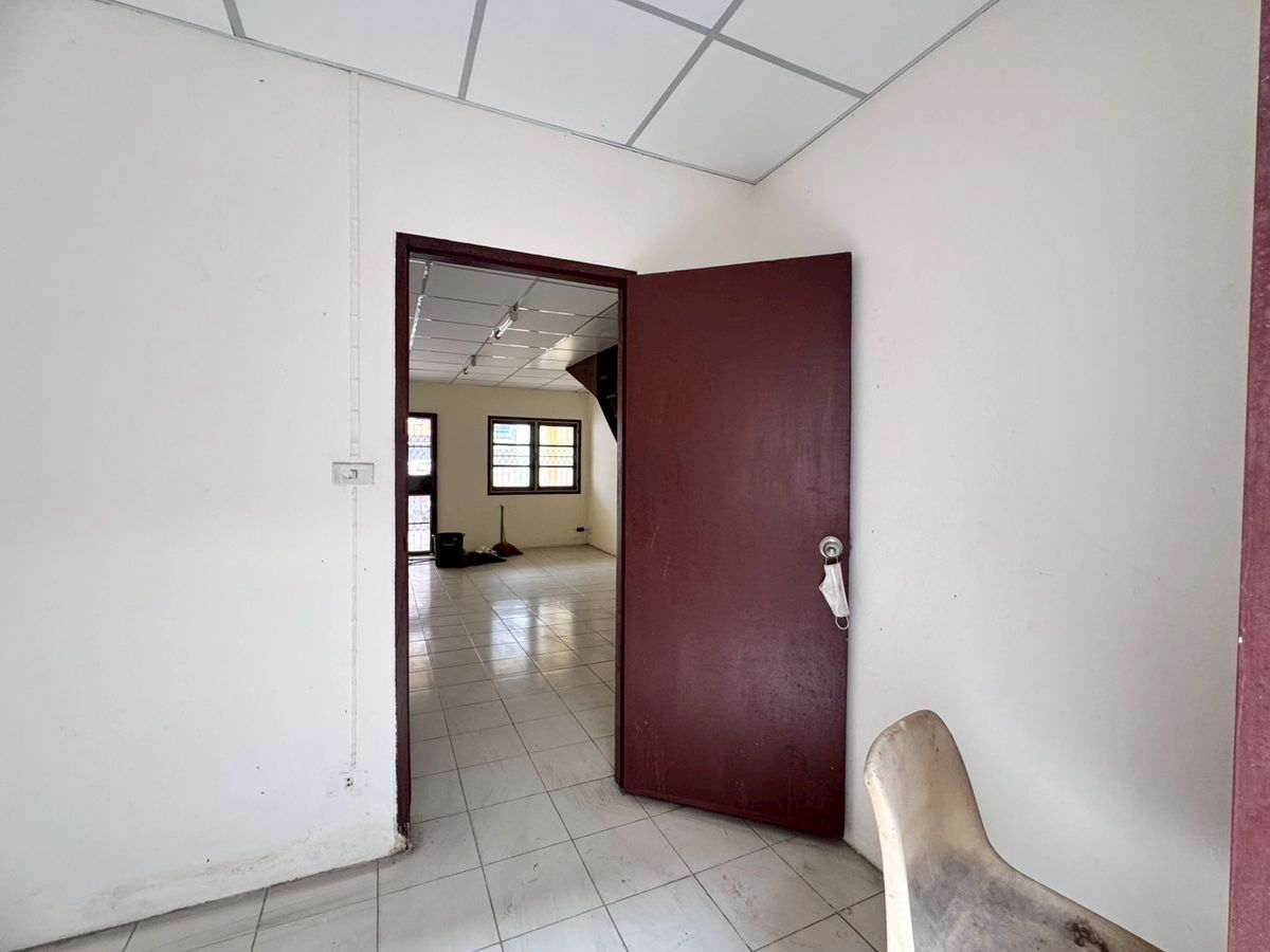 ขายทาวน์โฮมมีนบุรี-ร่มเกล้า : ขายทาวน์หนองจอก ซอยเชื่อมสัมพันธ์17หมู่บ้านภัทรวรรณ ** ราคาเพียง 1.05 ล้าน **  บ้านเก่าน่าลงทุน N.748