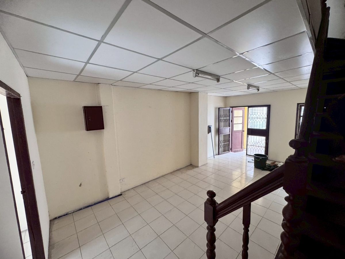 ขายทาวน์โฮมมีนบุรี-ร่มเกล้า : ขายทาวน์หนองจอก ซอยเชื่อมสัมพันธ์17หมู่บ้านภัทรวรรณ ** ราคาเพียง 1.05 ล้าน **  บ้านเก่าน่าลงทุน N.748