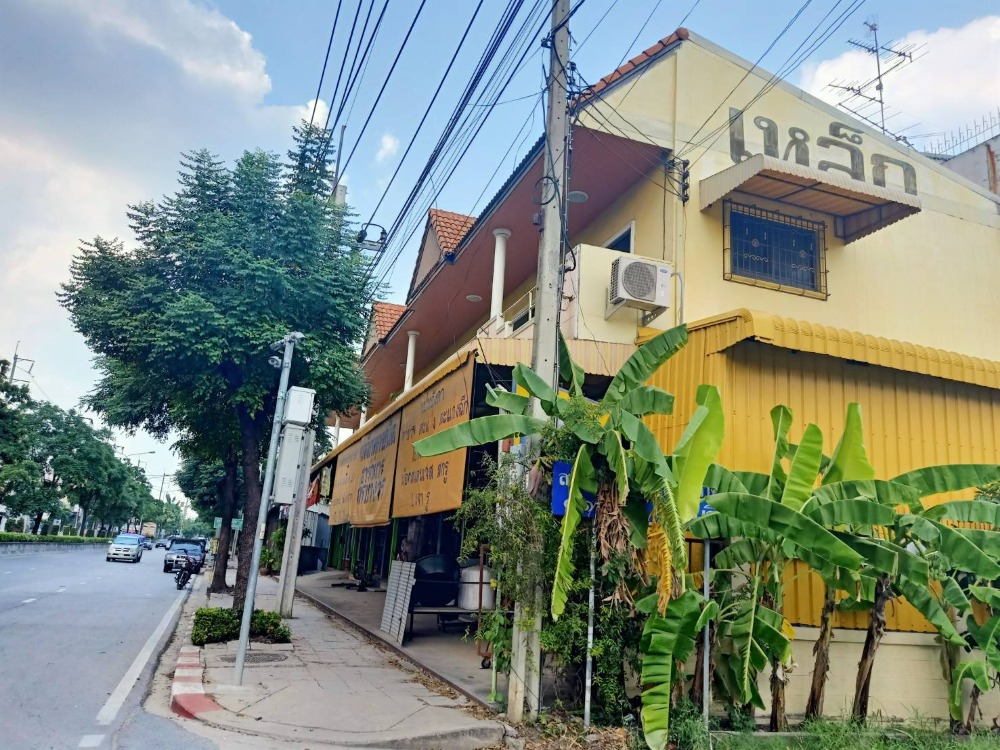 For SaleShop HouseMin Buri, Romklao : Commercial building, 8 booths, 2 floors with steel warehouse, next to Nimit Mai Road
