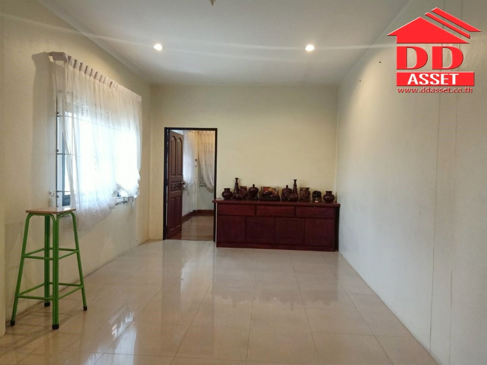 For SaleShop HouseMin Buri, Romklao : Commercial building, 8 booths, 2 floors with steel warehouse, next to Nimit Mai Road