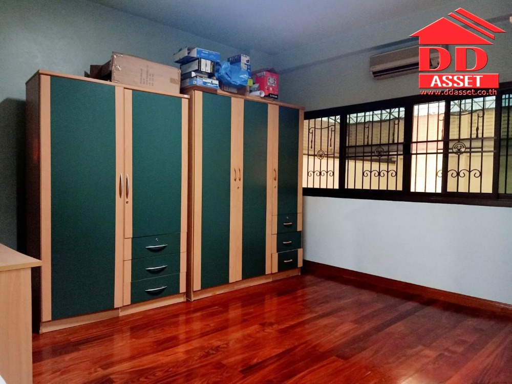 For SaleShop HouseMin Buri, Romklao : Commercial building, 8 booths, 2 floors with steel warehouse, next to Nimit Mai Road