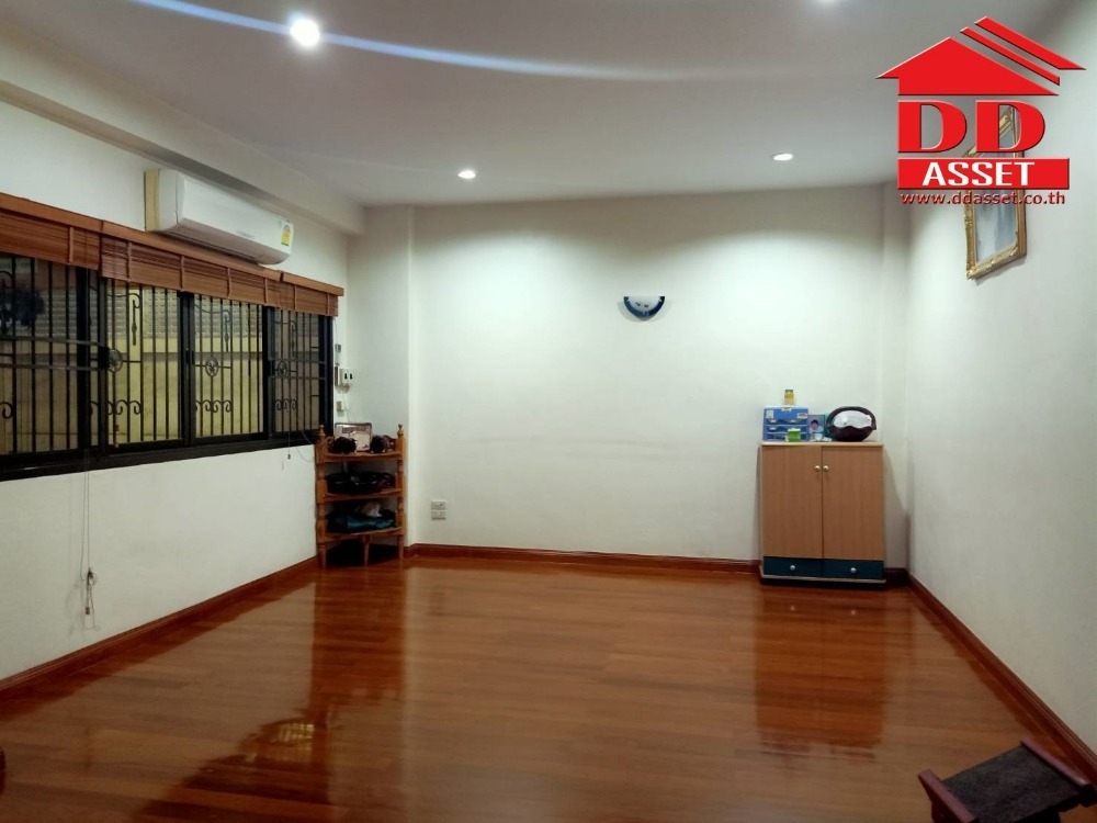 For SaleShop HouseMin Buri, Romklao : Commercial building, 8 booths, 2 floors with steel warehouse, next to Nimit Mai Road