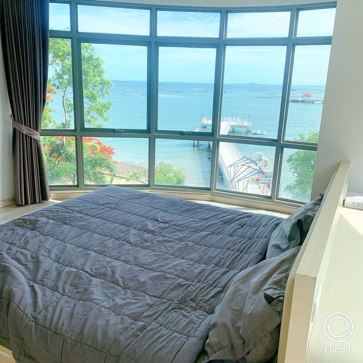 For SaleCondoSriracha Laem Chabang Ban Bueng : (Owner Post) Sell Sonrisa Sriracha Condominium. Beachfront Condominium!! Good Price!! Duplex room with Panorama view!!