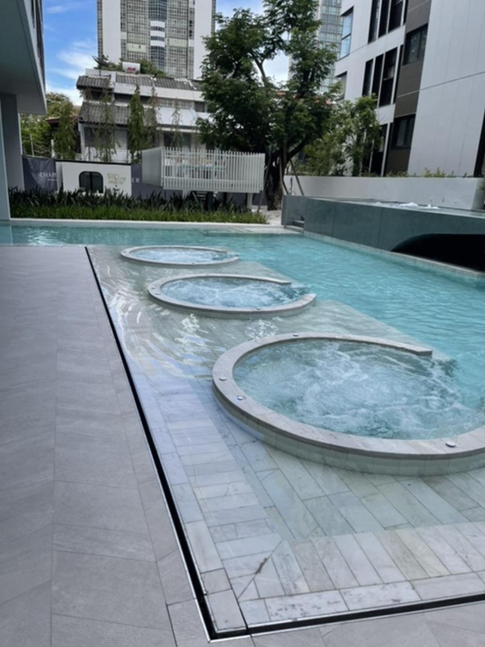 ขายคอนโดสุขุมวิท อโศก ทองหล่อ : ขายด่วน 6,3000,000 บาท 1 ห้องนอน/ 1 ห้องน้ำ  34.6 ตร.ม. เฟอร์นิเจอร์ครบ แอร์ 2 เครื่อง พร้อมอยู่