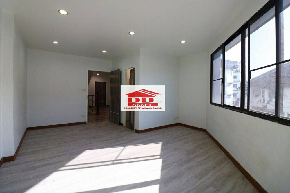 For SaleShop HouseLadprao101, Happy Land, The Mall Bang Kapi : 4-storey office building for sale, Soi Lat Phrao 128/1, next to the yellow line. Lat Phrao 101 Station