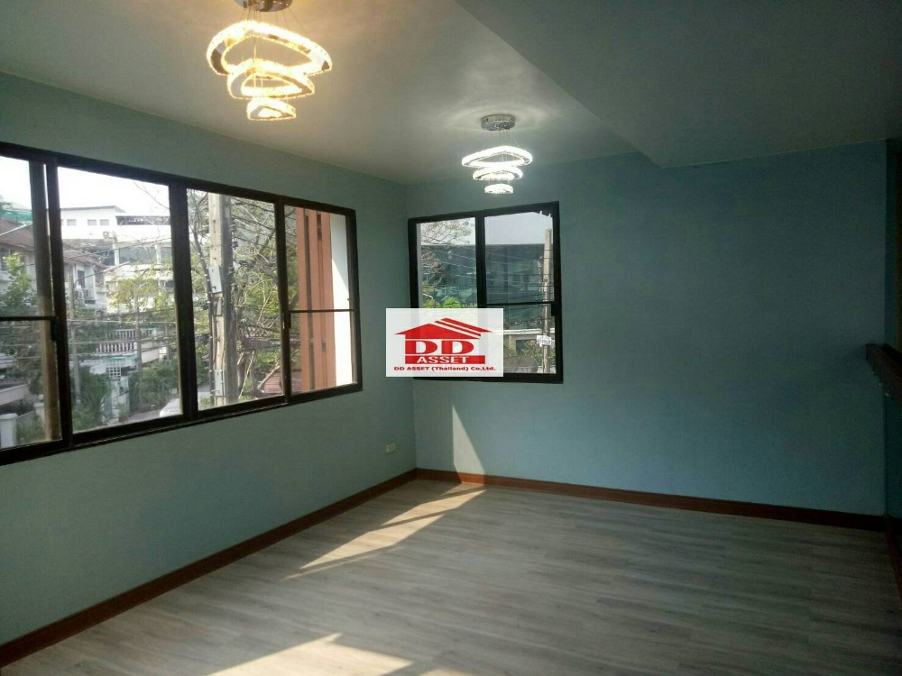 For SaleShop HouseLadprao101, Happy Land, The Mall Bang Kapi : 4-storey office building for sale, Soi Lat Phrao 128/1, next to the yellow line. Lat Phrao 101 Station