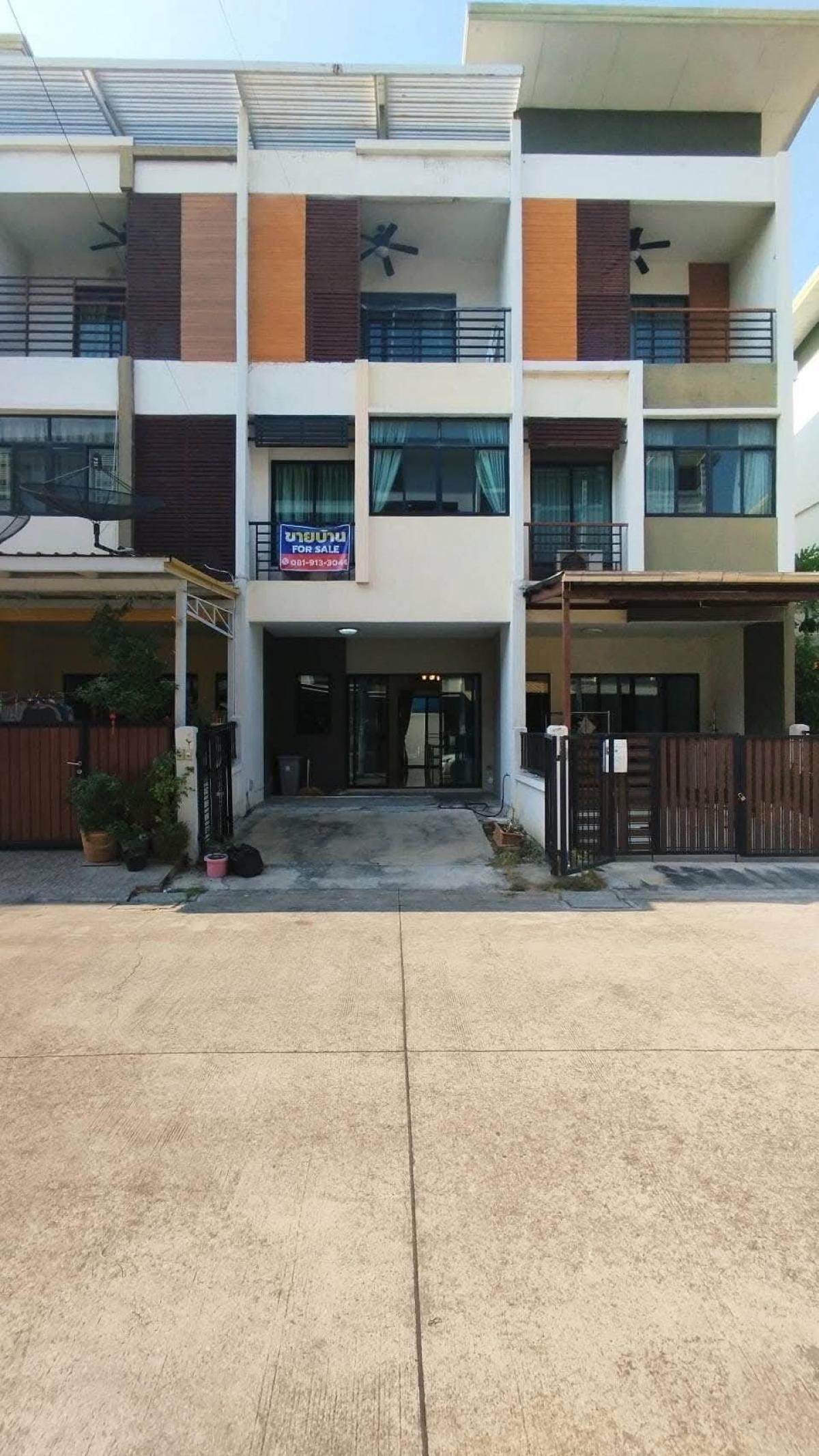 For SaleTownhomeThaphra, Talat Phlu, Wutthakat : Urgent sale, luxury townhome, 3 floors, 3 bedrooms, 3 bathrooms, projects next to Kanchanaphisek Road and Ratchaphruek -Kanlapaphruek