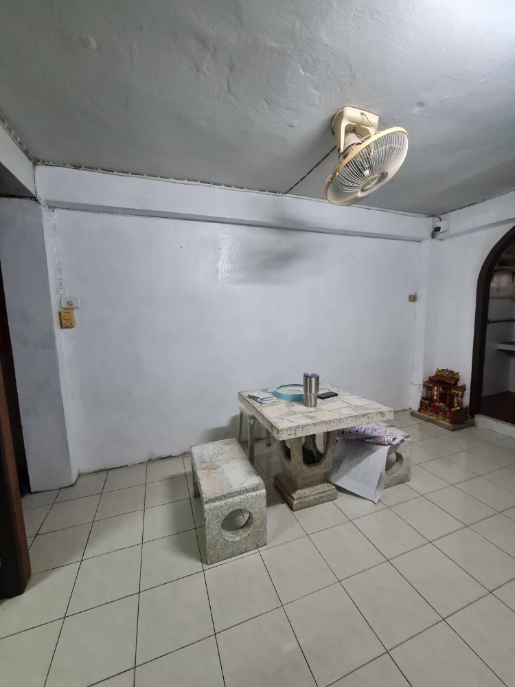 For SaleShop HouseRamkhamhaeng, Hua Mak : Cheap sale, Ramkhamhaeng University dormitory, opposite the Book Center, Ramkhamhaeng University, very good location, Orange Line BTS