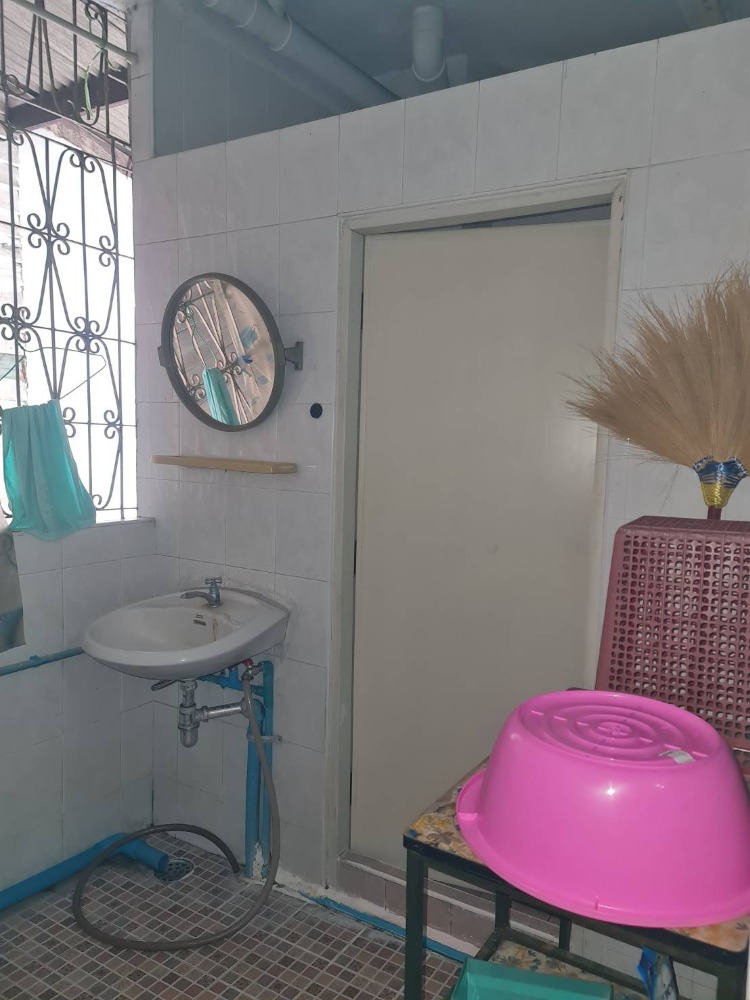 For SaleShop HouseRamkhamhaeng, Hua Mak : Cheap sale, Ramkhamhaeng University dormitory, opposite the Book Center, Ramkhamhaeng University, very good location, Orange Line BTS