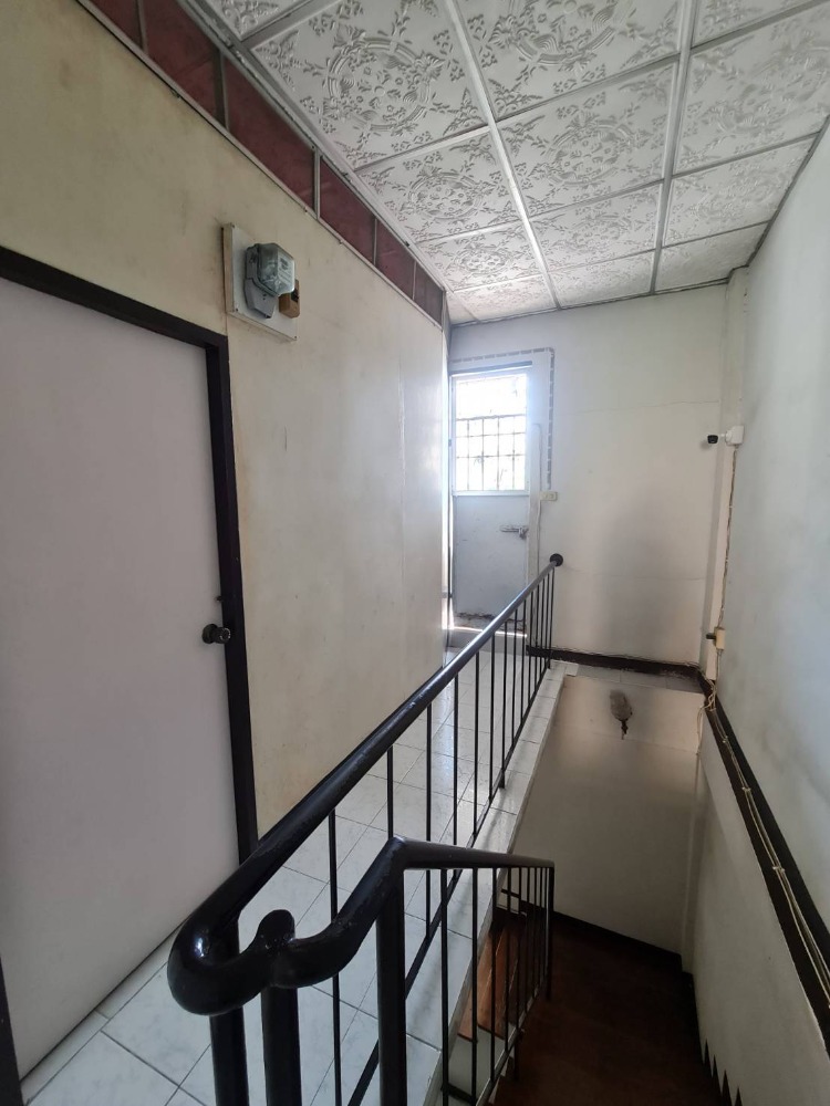 For SaleShop HouseRamkhamhaeng, Hua Mak : Cheap sale, Ramkhamhaeng University dormitory, opposite the Book Center, Ramkhamhaeng University, very good location, Orange Line BTS