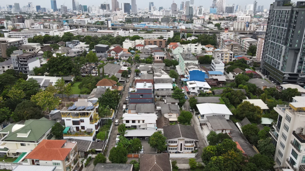 For SaleLandRatchadapisek, Huaikwang, Suttisan : Land for sale, size 155 square meters, Inthamara 22, very convenient to travel in and out in many ways, width 34 meters, depth 18 meters