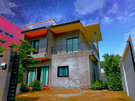 For SaleHouseLadprao101, Happy Land, The Mall Bang Kapi : (Urgent) Selling very cheap!! Single house - Loft style, Soi Ladprao 101 (near the yellow train 2.1 Km.) 50 sq m. 165 sq m. 3 bedrooms, 2 bathrooms, decorated with gardens around the house.