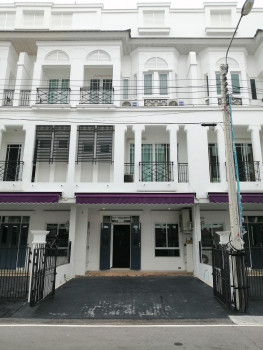 For SaleTownhomeOnnut, Udomsuk : Cheap sale, townhome Sukhumvit 62, drive up the expressway only 400 m. (near BTS Bang Chak 1.2 Km.) 24.8 sq m. 218 sq m. 4 bedrooms, 4 bathrooms.