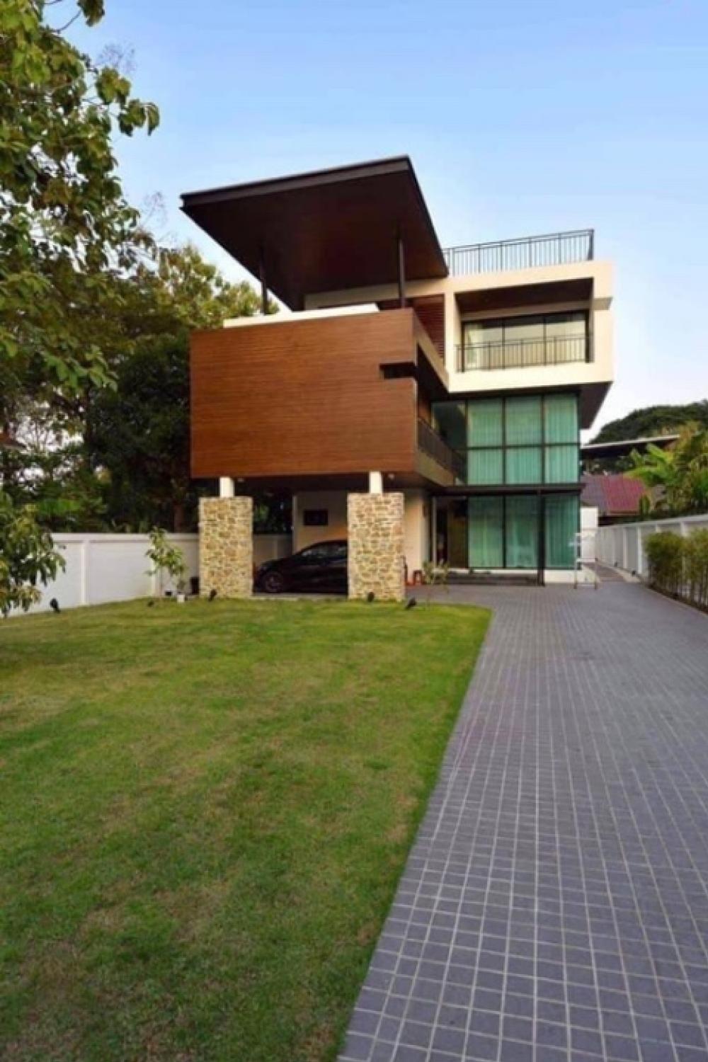 For RentHouseRatchadapisek, Huaikwang, Suttisan : 3-storey house for rent, modern style, Ratchada 18, near MRT suthisan , 4 bedrooms, 4 bathrooms.
