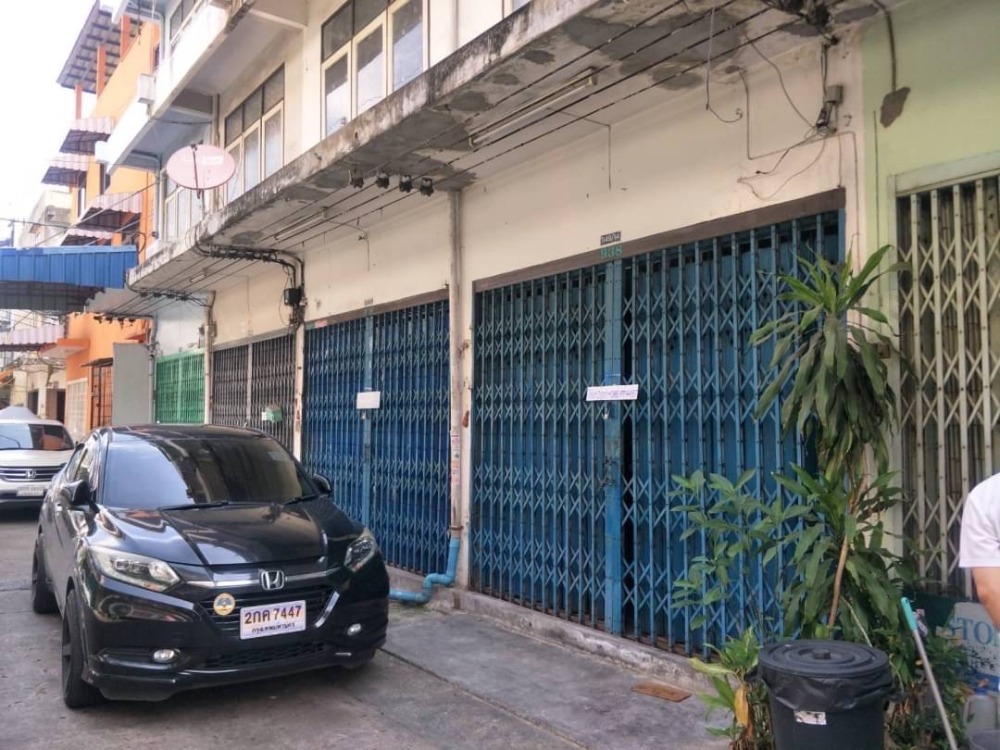 For RentShop HouseRama3 (Riverside),Satupadit : Commercial building for rent, 4 floors, 2 units, near the community area of ​​Rama 3. Can open a shop to do business. Contact ID line :@419wlezv