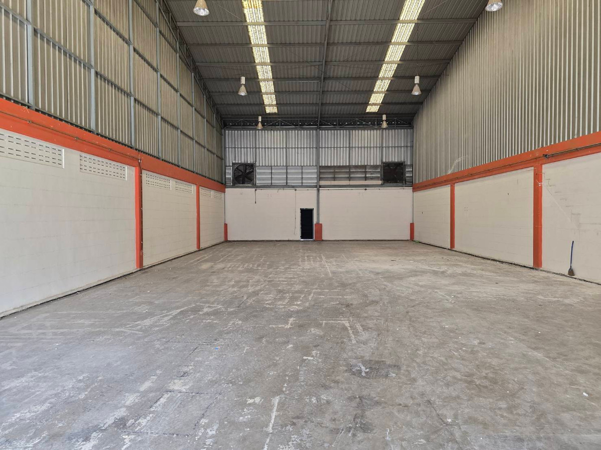For RentWarehouseRama5, Ratchapruek, Bangkruai : Warehouse for rent 400 sqm. with office in Soi Phra Mae Karun-Srisamarn, Pak Kret, Nonthaburi.