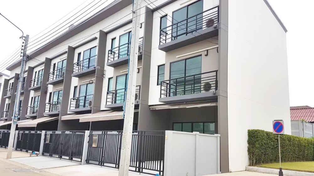 ขายทาวน์โฮมปิ่นเกล้า จรัญสนิทวงศ์ : ขายบ้านกลางเมือง ปิ่นเกล้า จรัญ Townhome (หลังมุม) ใหม่มากๆ