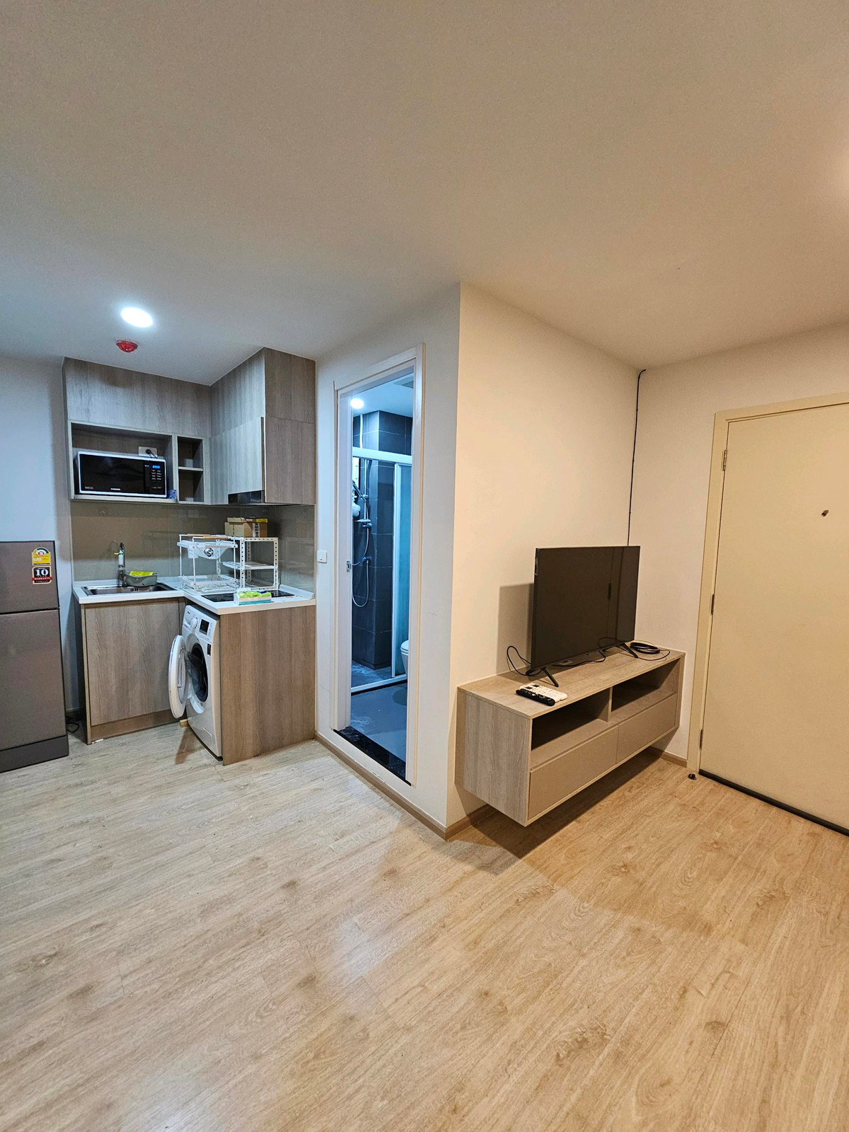 ให้เช่าคอนโดเกษตรศาสตร์ รัชโยธิน : 🔥ให้เช่า 1 Bed Plus 34 ตรม.🔥  อาคาร A  ขนาด 1 ห้องนอน + 1 ห้องทำงาน วิวสระว่ายน้ำ  เพียง 13,500 บาท  ติดต่อสอบถาม 094-565-6351