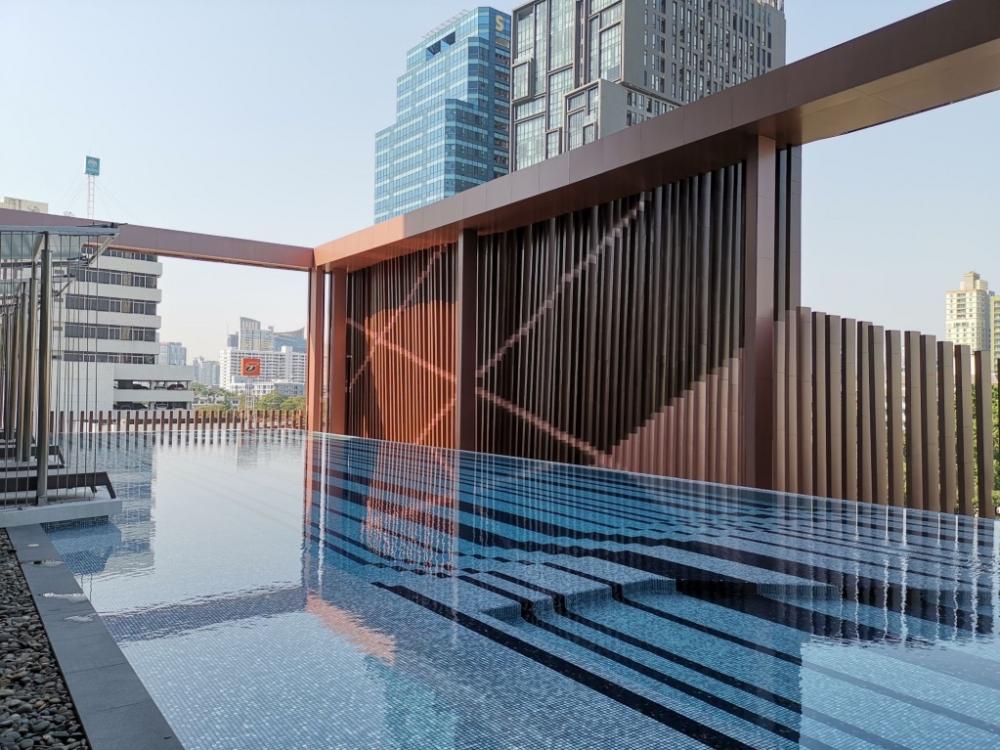 ขายคอนโดสุขุมวิท อโศก ทองหล่อ : ขายพร้อมคนเช่า C เอกมัย 1-Bedroom ชั้นสระ