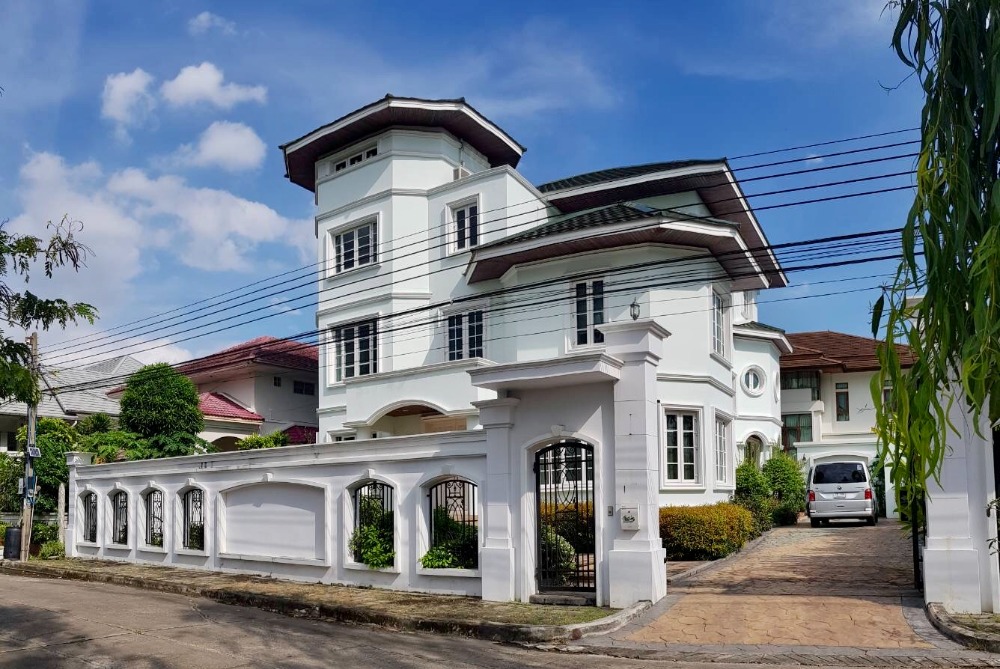 ขายบ้านพัฒนาการ ศรีนครินทร์ : ขายบ้านเดี่ยว 3 ชั้น พร้อมห้องใต้หลังคา ฮวงจุ้ยดีเยี่ยมด้านหน้าติดน้ำ บนทำเลดีศักยภาพสูงถนนพัฒนาการ