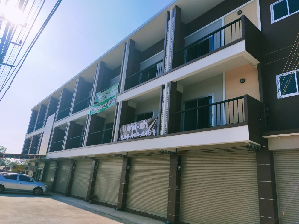 For SaleShop HouseNakhon Nayok : Selling a 3-storey commercial building with 5 hundred thousand cash change, next to Suwannasorn Road, Ban Na District, Nakhon Nayok Province