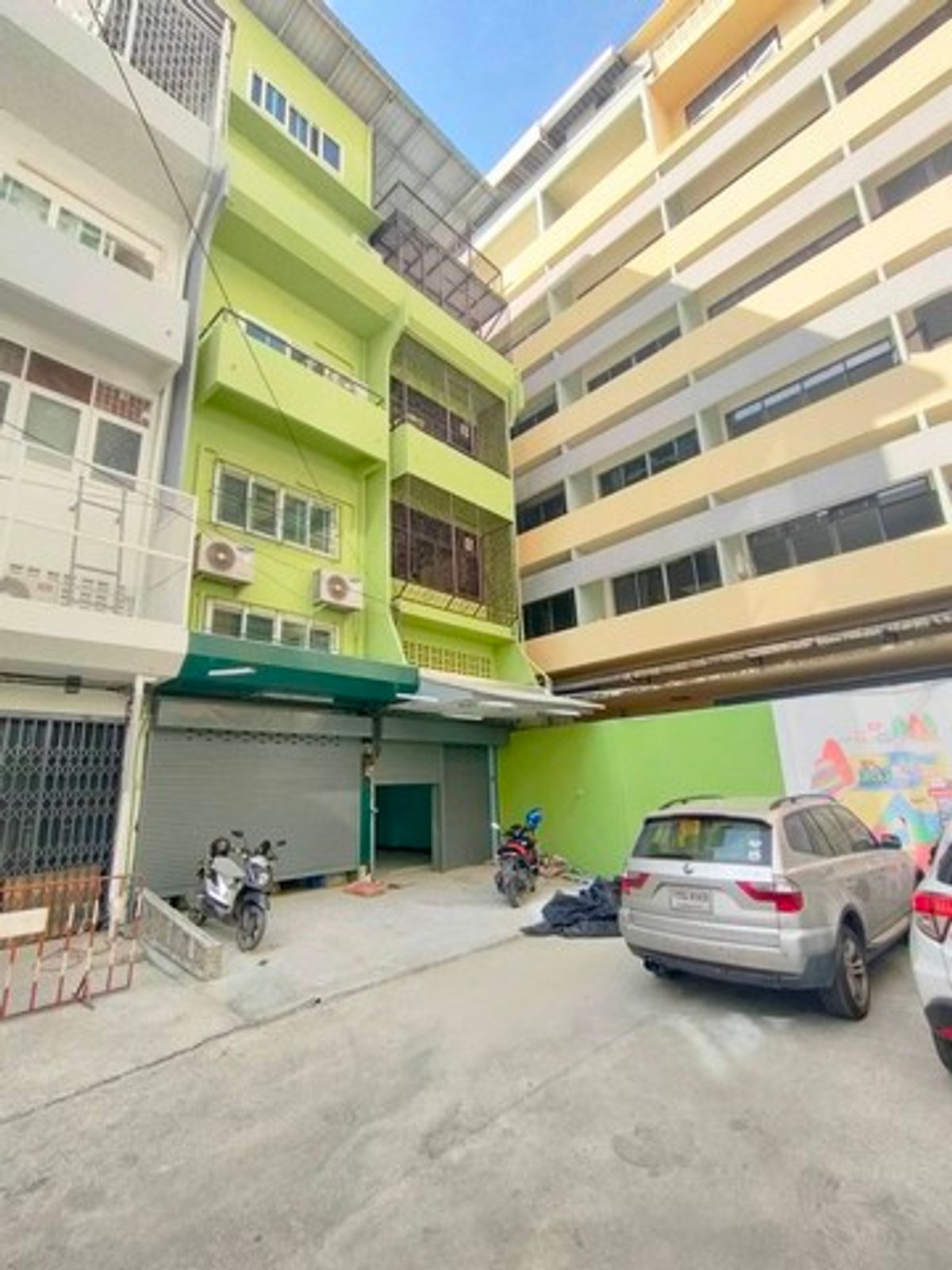 For RentShop HouseAri,Anusaowaree : For rent, area 72 sq m, 1 and a half floors, suitable for a liquor store, restaurant in the Saphan Khwai Ari area in the heart of the city. Near the Government Savings Bank. Aree Saphan Khwai has all new electrical wiring and circuits to support high elec