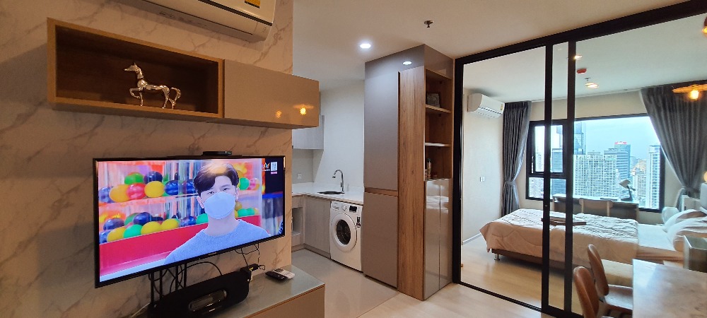ให้เช่าคอนโดพระราม 9 เพชรบุรีตัดใหม่ RCA : ให้เช่าระยะสั้น 3-6 เดือน Life Asoke 36 ตรม  2 นอน 1 น้ำ ชั้นสูง วิวสวยมาก อยู่ได้ 2 -3 คน หาร 3 ตกคนละ 7,900 บาท