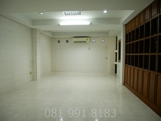 For RentShop HouseRama 8, Samsen, Ratchawat : For rent, commercial building, 3.5 floors, Nang Loeng Intersection, Nakhon Sawan Road, 46.3 sq m., 740 sq m., near Nang Loeng racecourse, near the expressway