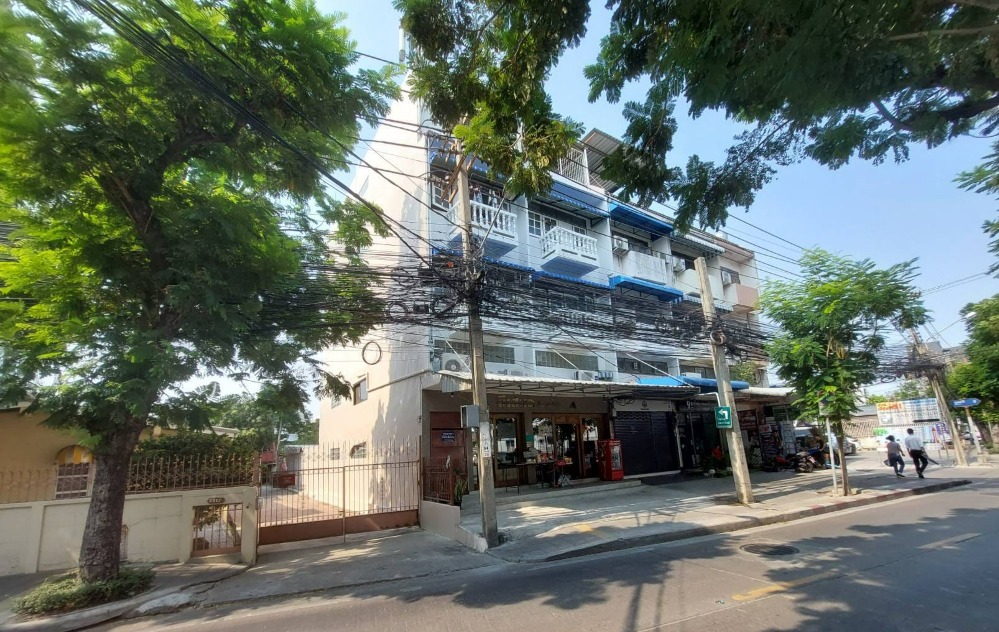 For RentShop HouseOnnut, Udomsuk : 4-storey commercial building for rent with 2 mezzanine floors, Sukhumvit 101, near BTS Punnawithi, monthly rent 60,000 baht