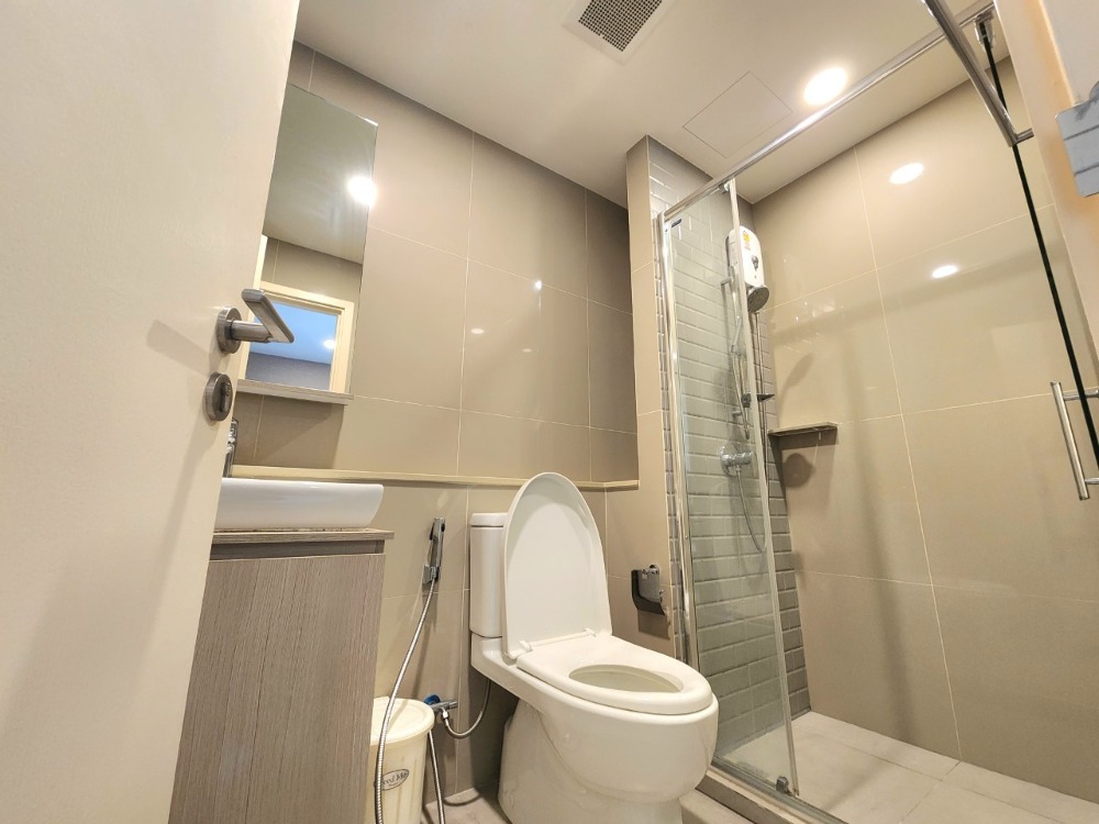 ให้เช่าคอนโดปิ่นเกล้า จรัญสนิทวงศ์ : สถานะตามภาพปกเลยครับผม **ห้องว่างครับผม แบบ1นอนที่กว้างที่สุด**ให้เช่าThe tree จรัญ30 **อาคาร B ห้องหายาก** ส่วนกลางหรู !!มีเครื่องซักผ้า SN494.3