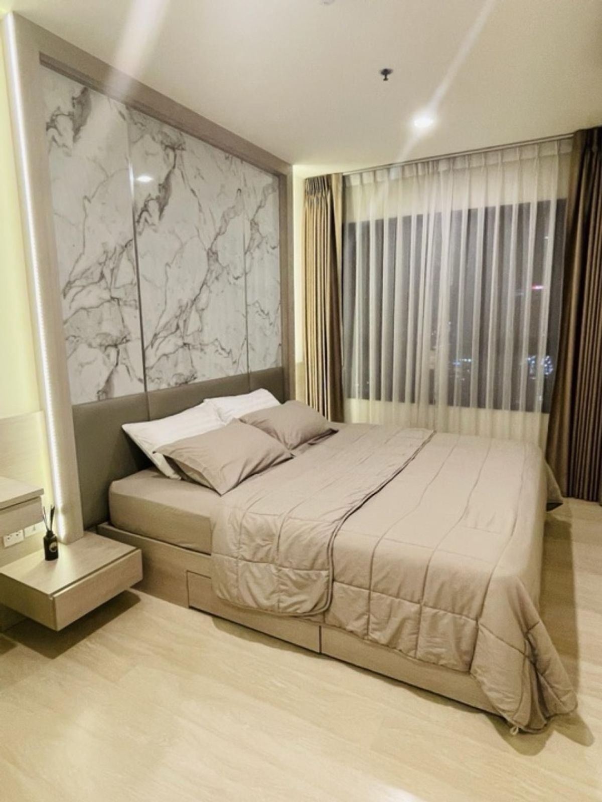 ให้เช่าคอนโดพระราม 9 เพชรบุรีตัดใหม่ RCA : 🔥Available Now🔥Life Asoke ห้องสตู  24 sqm.  ใกล้ มศว ห้องสวย เครื่องใช้ไฟฟ้าครบ 082-459-4297