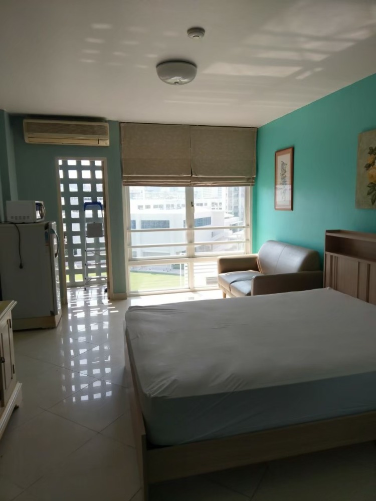 For RentCondoRama9, Petchburi, RCA : Condo in RCA, best view, city and lawn view, international school