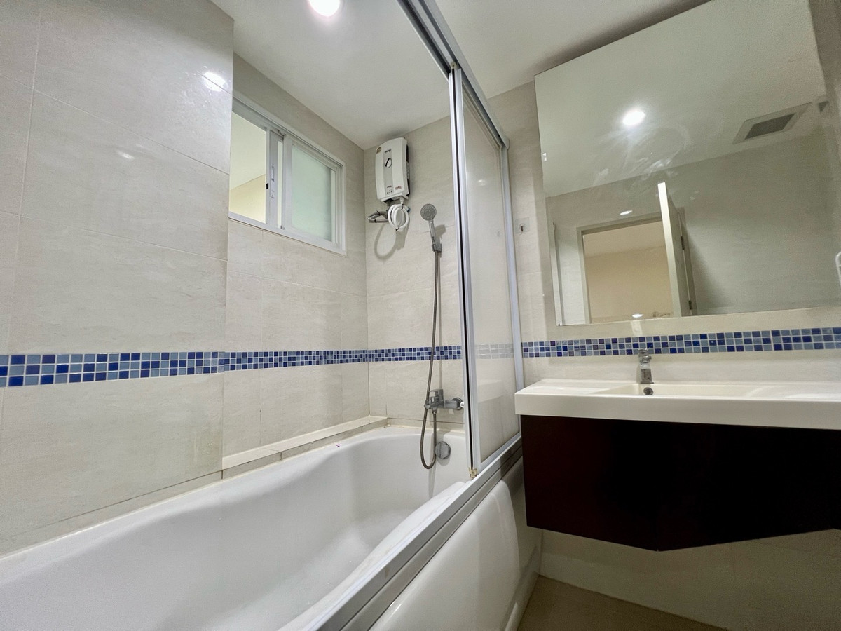 For RentCondoSathorn, Narathiwat : ( UL2406213 )  Tel/Line 096-2479369 ✨FOR RENT LIFE @SATHORN SOI 10 1 bedroom , 1 bathroom , Nice room , Ready to move in 💥💥